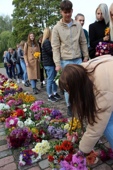Klājām ziedu paklāju Dobeles Atbrīvošanas piemineklim