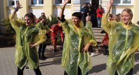 Kopā ar savējiem uzstājās arī klašu audzinātājas.