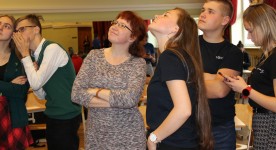 Sekojam līdzi izmaiņām rezultātu tabulā. Priekšplānā - 11.A2 klases komanda "Ķepu patruļa" un klases audzinātāja Marīte Barkauskaite.