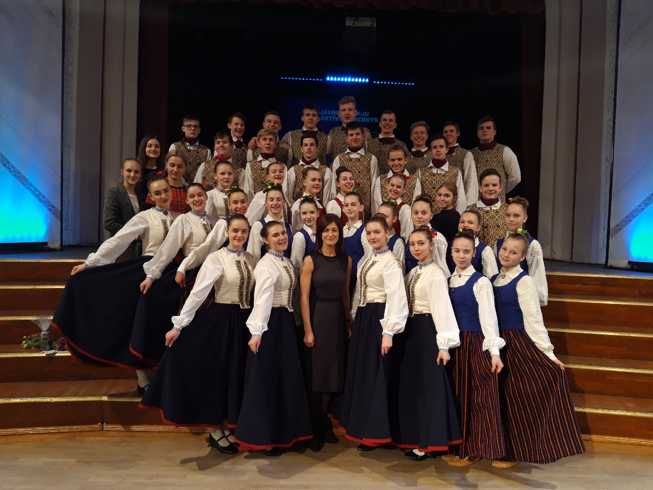 "Solis" un "Vērdiņš"kopā ar vadītāju Ligitu Urbeli pēc koncerta Bauskā