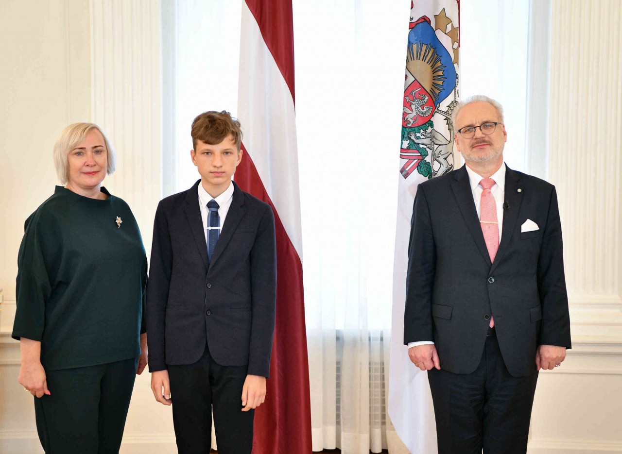 Vēsturisks foto - Kristers Rikuns, klases audzinātāja Ilze Ose un Valsts prezidents Egils Levits