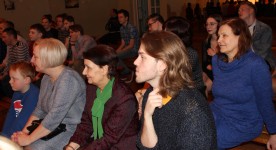 Skatītāji ieinteresēti seko norisēm