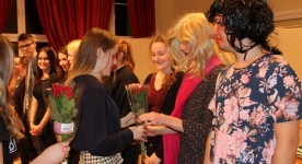 Bija arī ziedi jaunajiem aktieriem