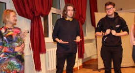 Absolvents Pēteris Einbergs arī darbojies ģimnāzijas teātra apvienībā