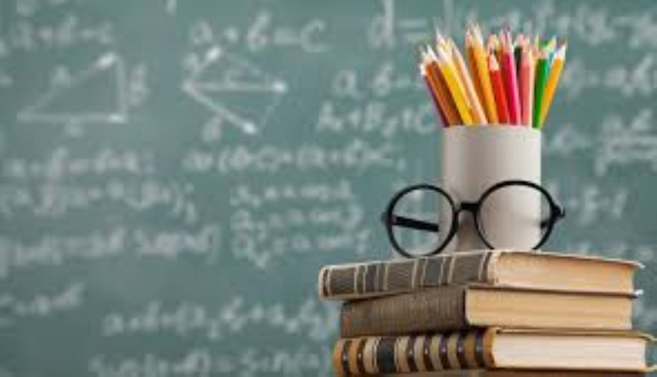 No 23. marta sakarā ar ārkārtējo situāciju, kas valstī izsludināta Covid-19 infekcijas pandēmijas dēļ, mācību process izglītības iestādēs notiek attālināti. Šis laiks ir jaunas pieredzes apgūšanas pārbaudījums visiem - gan pedagogiem, gan skolēniem un viņu vecākiem, visai sabiedrībai kopumā. Ikvienai mācību iestādei ir svarīgi, lai pašreizējā izglītības darba formātā tiktu panākts iespējami kvalitatīvs rezultāts. Tāpēc arī DVĢ izmanto dažādus veidus, lai izzinātu situāciju un viedokļus, kas palīdz maksimāli labi strādāt pedagogiem un mācīties skolēniem, tostarp - EDURIO aptaujas.