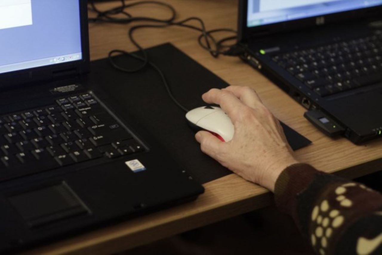 Vecāki! Vismaz reizi dienā pieslēdzieties e-klasei, lai būtu informēti par aktualitātēm sakarā ar jūsu bērnu attālinātu mācīšanos!