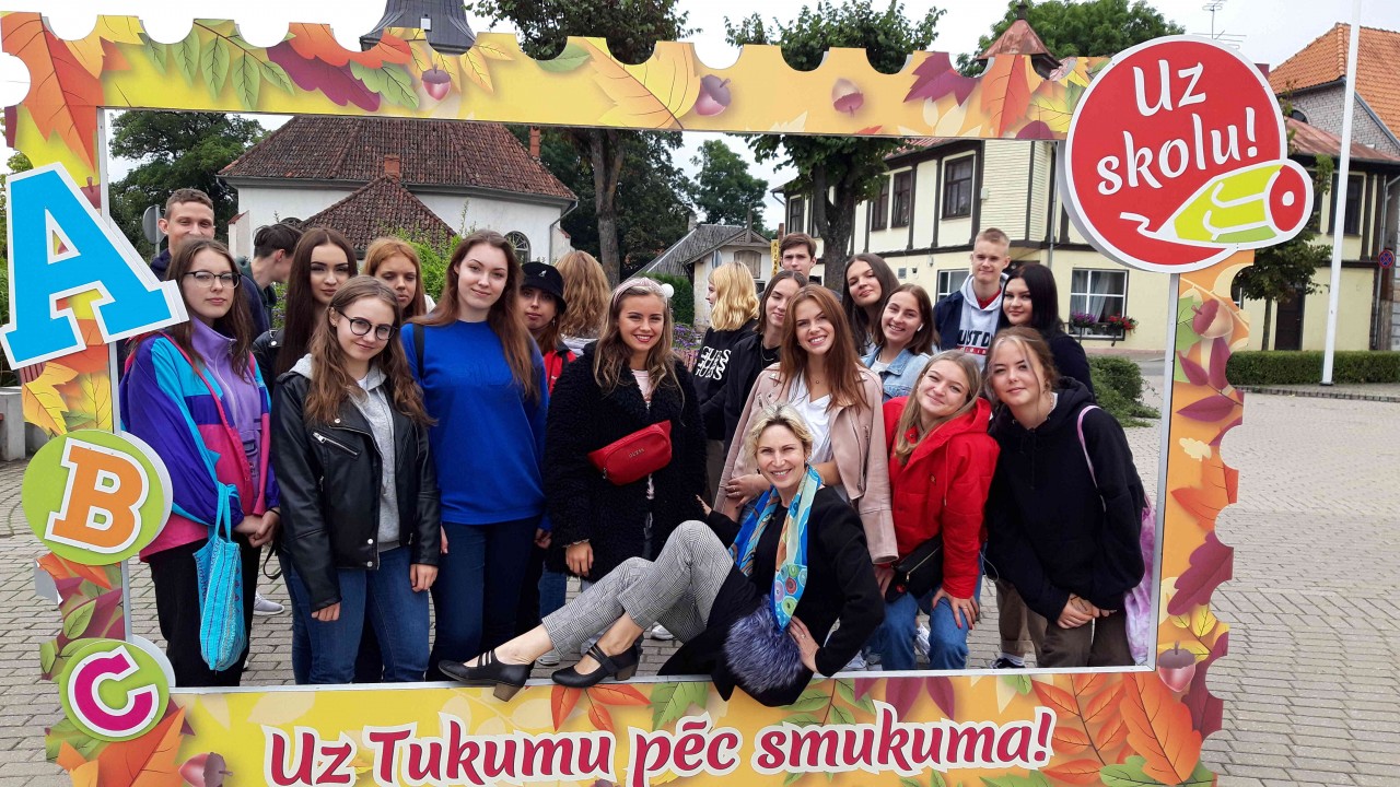 Šī mācību gada pašā sākumā 11.A1 klase kopā ar klases audzinātāju Kristīni Pakuli devās mācību ekskursijā uz Tukuma pusi. Brauciena audzinošais mērķis bija mācīt skolēnus būt atbildīgiem. Jo atbildību jaunieši var iemācīties tikai tad, ja viņiem to patiešām ļauj uzņemties.