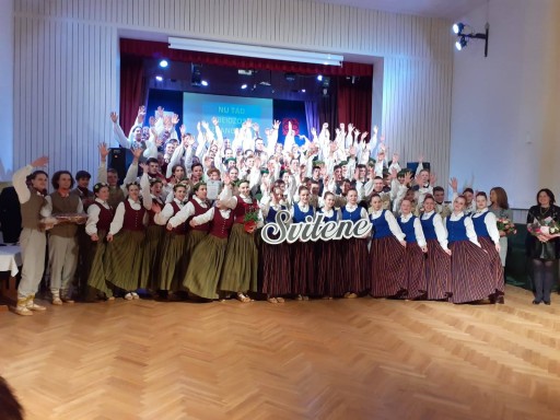 Dobeles Valsts ģimnāzijas deju kolektīvi "Vērdiņš" un "Solis" koncertē Svitēnē.