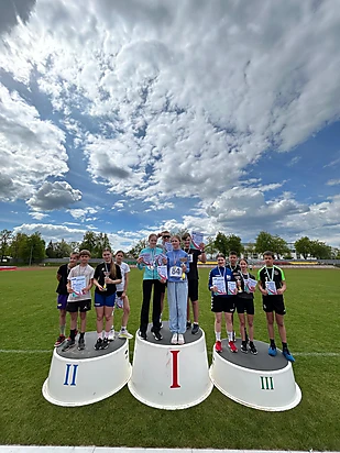 Novada skolu vieglatlētikas sacensības vidējās grupas dalībniekiem